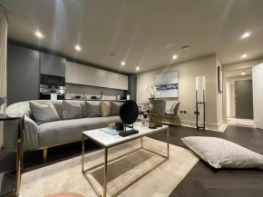 Sophisticated 1BR, 1 BA Chigwell Designer Flat CHCL F2